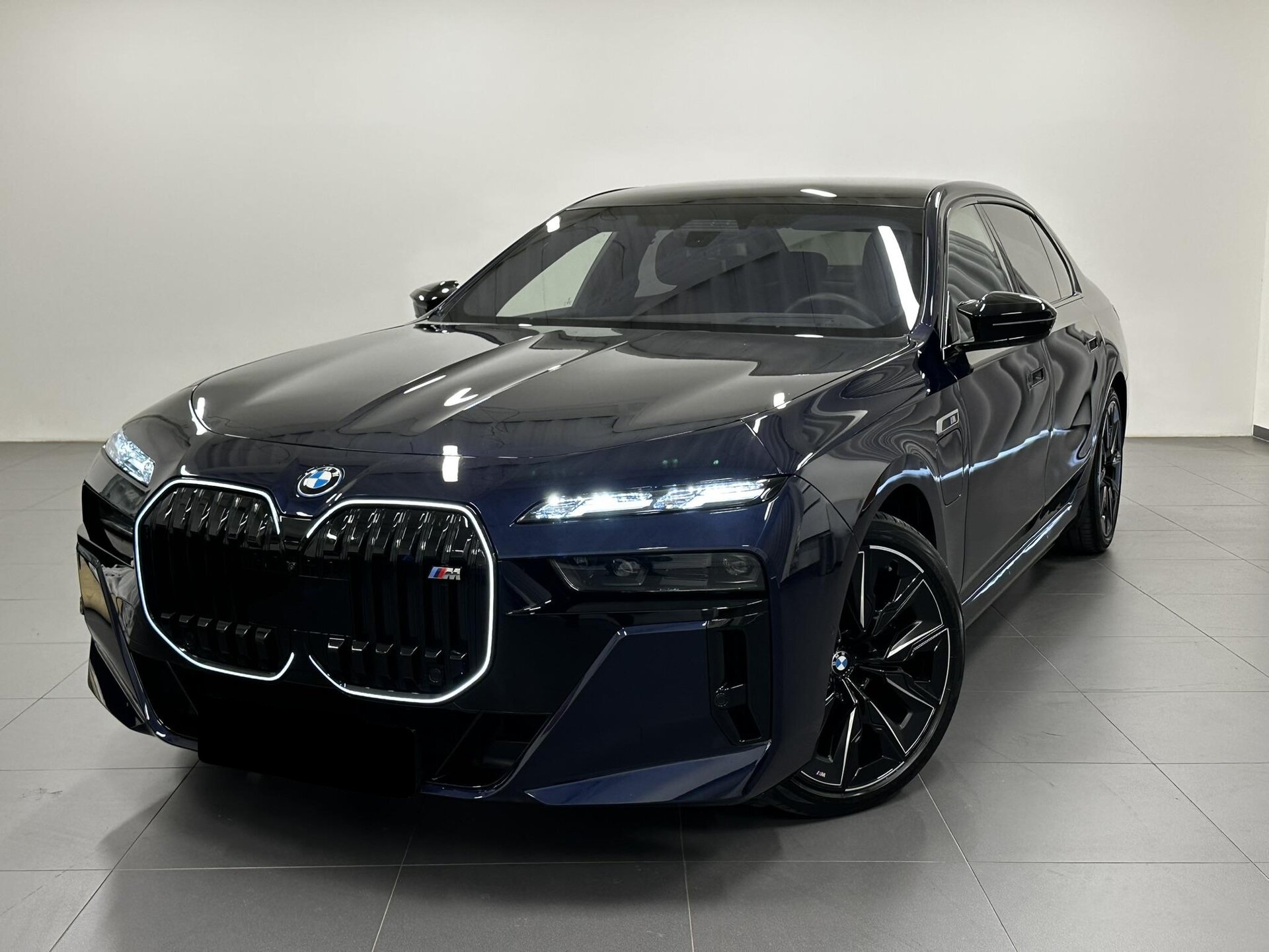 BMW M760e hybrid xDrive Msport | luxusní hybridní limuzína | české předváděcí auto | skladem | modrá tanzanite | hnědá kůže Amarone | maximální výbava | 3.0 benzín + elekto = výkon 570 koní | VIP sleva | nákup online | AUTOiBUY.com